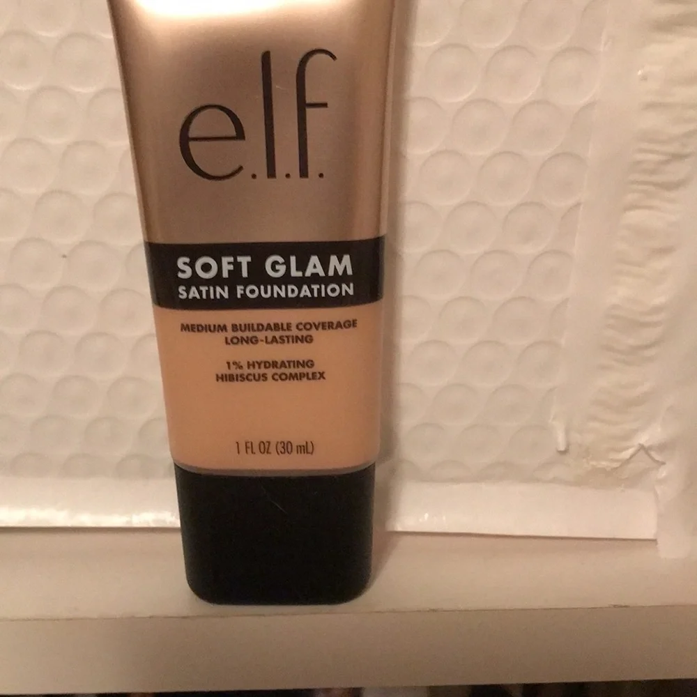 Elf Soft Glam Foundation 25 Light Neutral Coverage Buildable Satin NEW